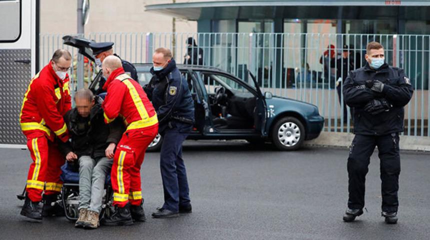Almanya'da Başbakanlık binasına araçla saldırı girişimi