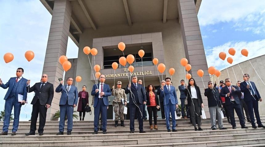 Kadına yönelik şiddete farkındalık oluşturmak için turuncu balon uçurdular