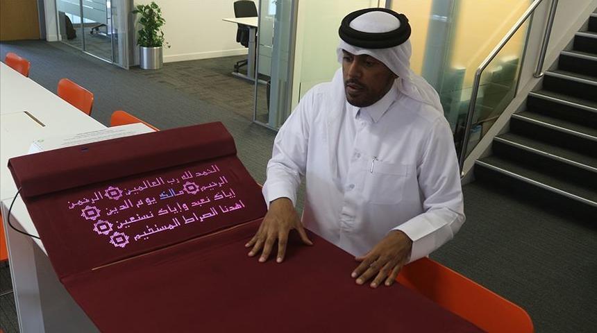 Katarlı bilgisayar m&uuml;hendisi, namaz kılmayı &ouml;ğreten 'akıllı seccade' tasarladı