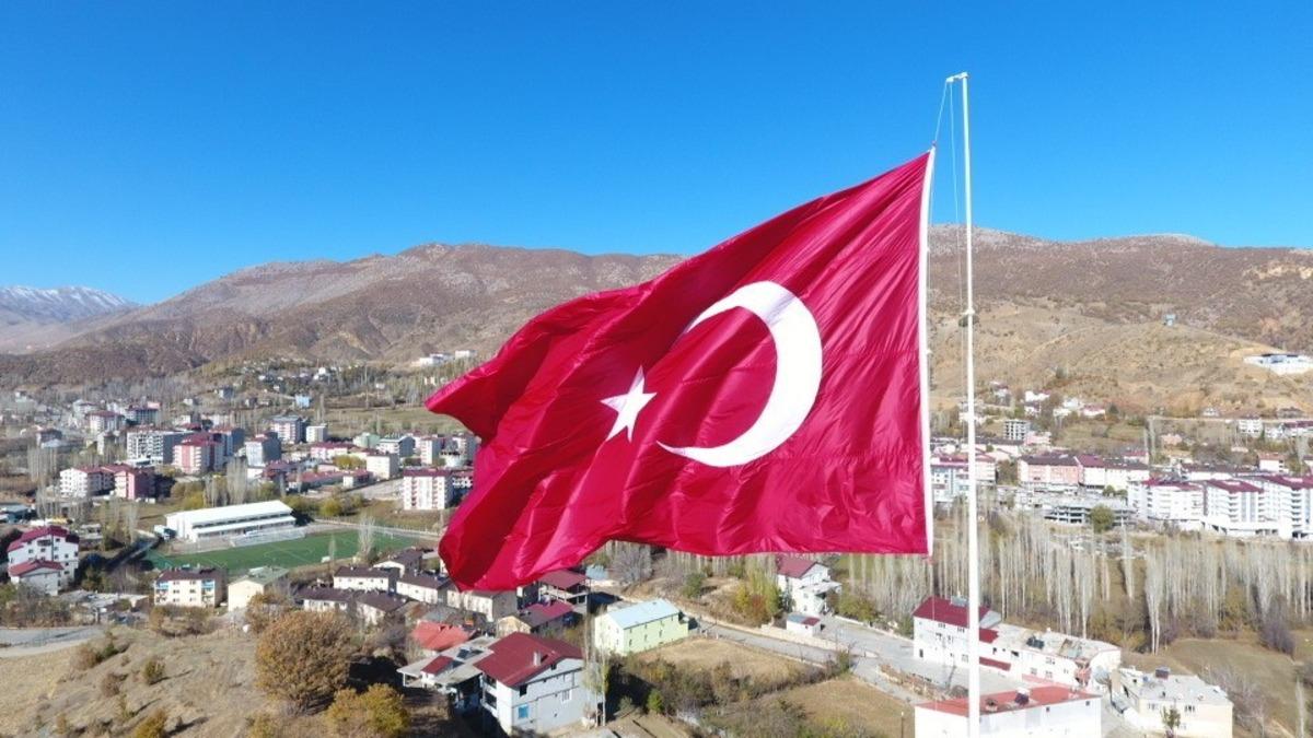 Hizan&rsquo;da dev T&uuml;rk bayrağı g&ouml;ndere &ccedil;ekildi