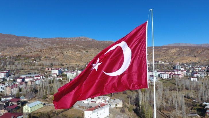 Hizan’da dev Türk bayrağı göndere çekildi G2