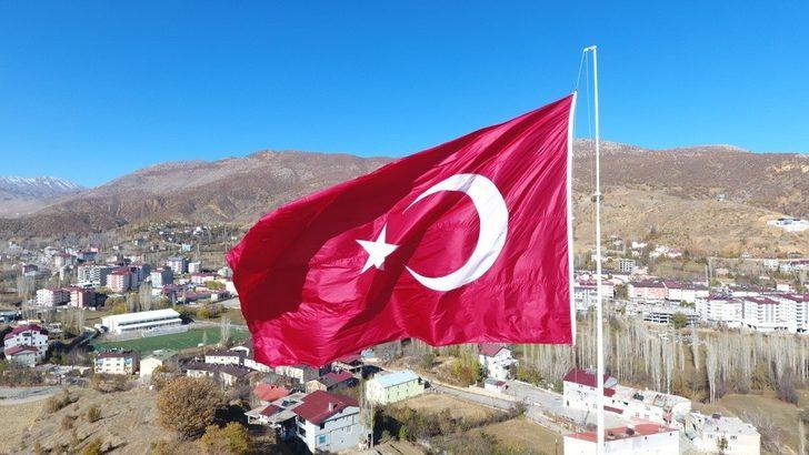 Hizan’da dev Türk bayrağı göndere çekildi G4