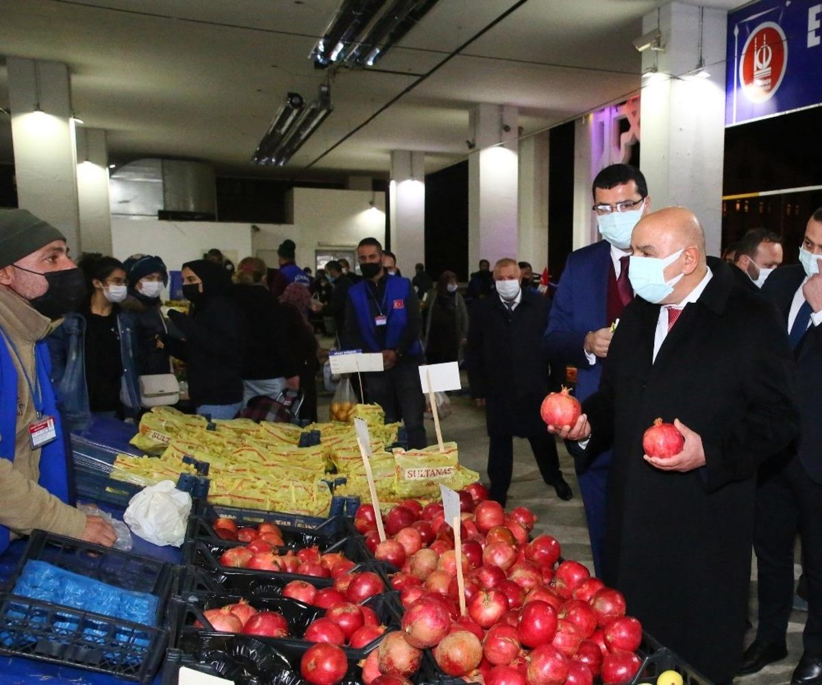Ke&ccedil;i&ouml;renliler alışverişlerini sıcacık semt pazarlarında yapıyorlar