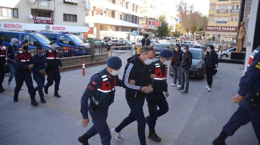 Aydın merkezli 3 ilde g&ouml;&ccedil;men ka&ccedil;ak&ccedil;ılığı operasyonu