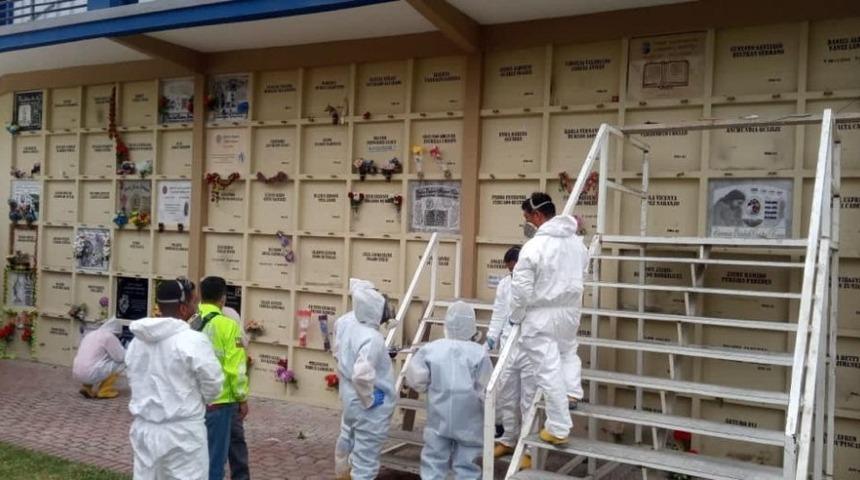 Ekvador’da koronavirüsten ölenler mezardan çıkarılıyor