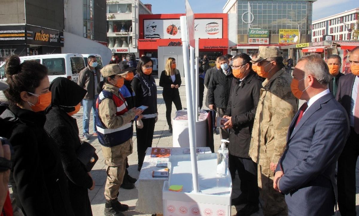 G&uuml;venlik g&uuml;&ccedil;leri kadına y&ouml;nelik şiddete karşı broş&uuml;r dağıttı