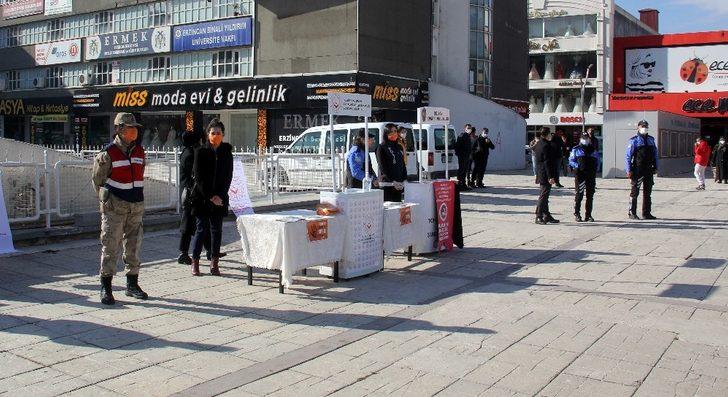 Güvenlik güçleri kadına yönelik şiddete karşı broşür dağıttı G2