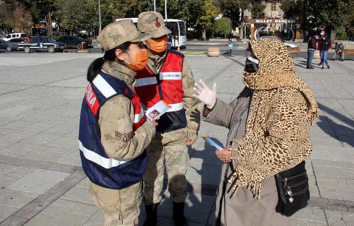 Güvenlik güçleri kadına yönelik şiddete karşı broşür dağıttı G4