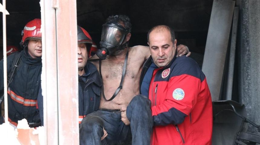 Alevlere teslim olan dükkandan tuvalete sığınarak kurtuldu