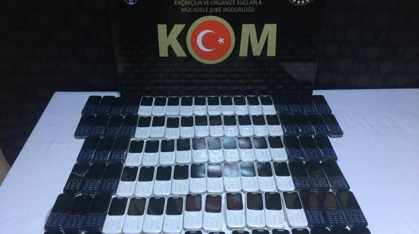 Batman&rsquo;da 100 adet ka&ccedil;ak cep telefonu ele ge&ccedil;irildi