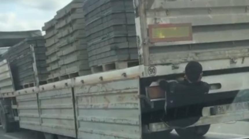 Kamyon kasasındakini gören dönüp tekrar baktı