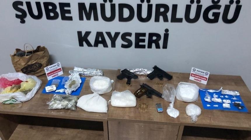 Yakalanacaklarını anlayınca uyuşturucuyu toprağa karıştırmışlar