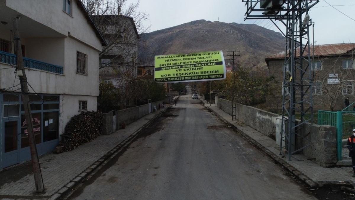 Sosyal Mahallesi sakinlerinden Başkan Geylani&rsquo;ye teşekk&uuml;r pankartı