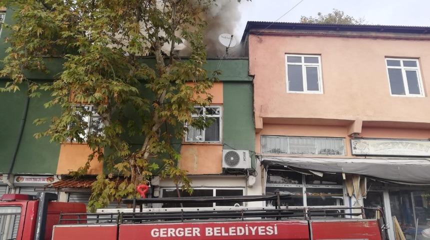 Odunlukta korkutan yangın