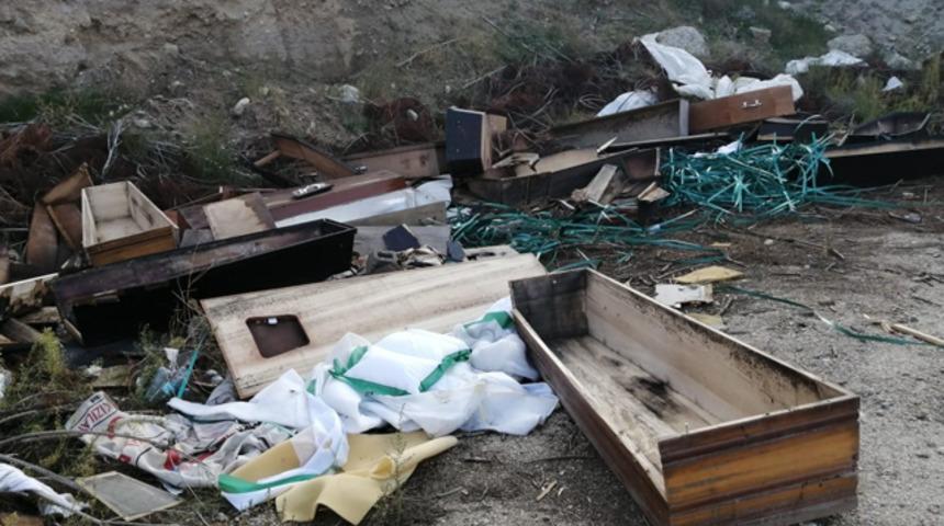 Denizli'den şoke eden görüntüler! Virüslü onlarca tabut ve koruyucu kıyafet yol kenarına atıldı