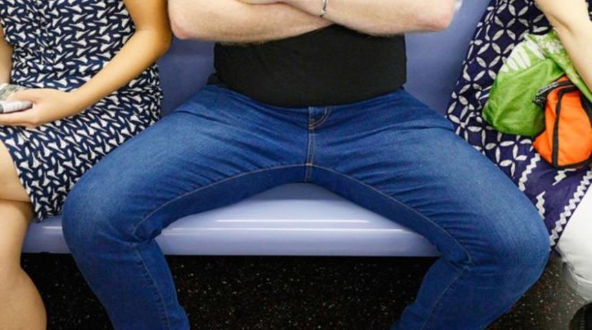 Yerimi işgal etme diyenler kazandı:  Toplu taşıtlarda erkeklere bacak a&ccedil;arak oturmak artık yasak