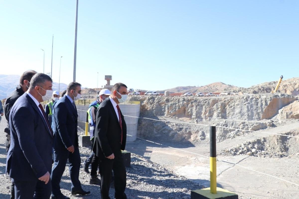 Siirt Valisi Hacıbektaşoğlu HES&rsquo;te incelemelerde bulundu
