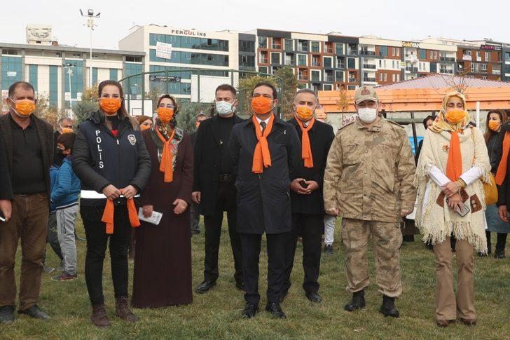 İpekyolu’nda gökyüzüne turuncu balonlar bırakıldı G3