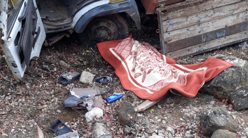 Kamyonet şarampole yuvarlandı: 1 &ouml;l&uuml;, 1 yaralı