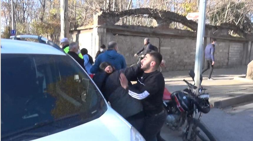 Trafik kazasının ardından ortalık karıştı! Polis kavgayı g&uuml;&ccedil;l&uuml;kle ayırdı