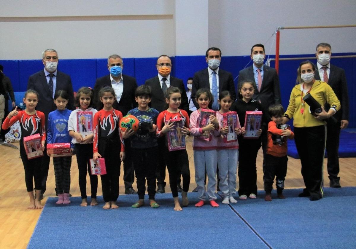 Elazığ protokol&uuml; biten ve yapımı s&uuml;ren spor tesislerini inceledi