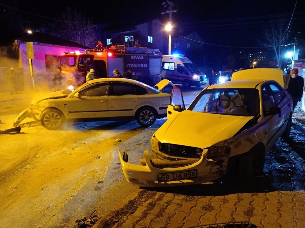 Sivas&rsquo;ta otomobiller &ccedil;arpıştı: 2 yaralı