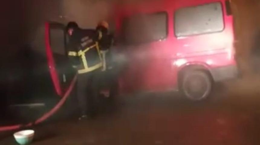 Ordu&rsquo;da park halindeki minib&uuml;s alevlere teslim oldu