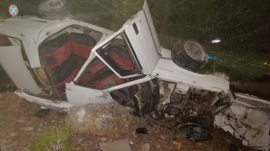 Muğla'da feci kaza! Refüje çarpıp takla atan araç hurdaya döndü