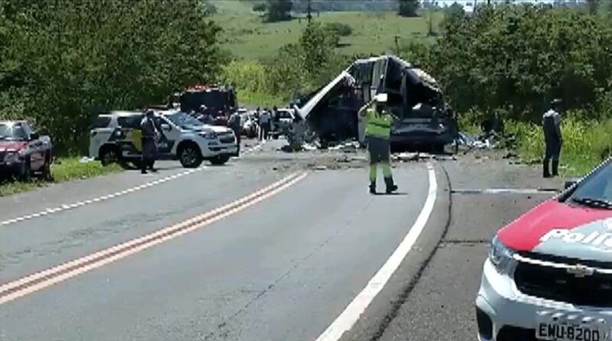 Brezilya&rsquo;da yolcu otob&uuml;s&uuml; ile TIR &ccedil;arpıştı: 37 kişi hayatını kaybetti