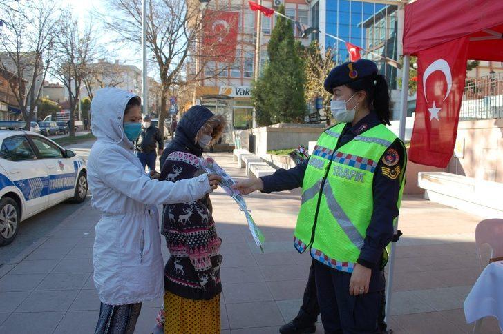 Jandarma ve polis ekipleri kadınlara karanfil dağıttı G1