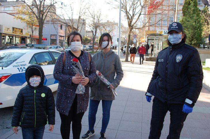 Jandarma ve polis ekipleri kadınlara karanfil dağıttı G2