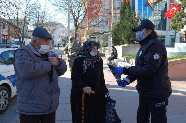 Jandarma ve polis ekipleri kadınlara karanfil dağıttı G3