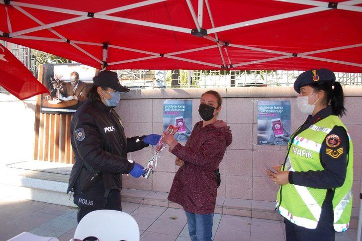 Jandarma ve polis ekipleri kadınlara karanfil dağıttı G4