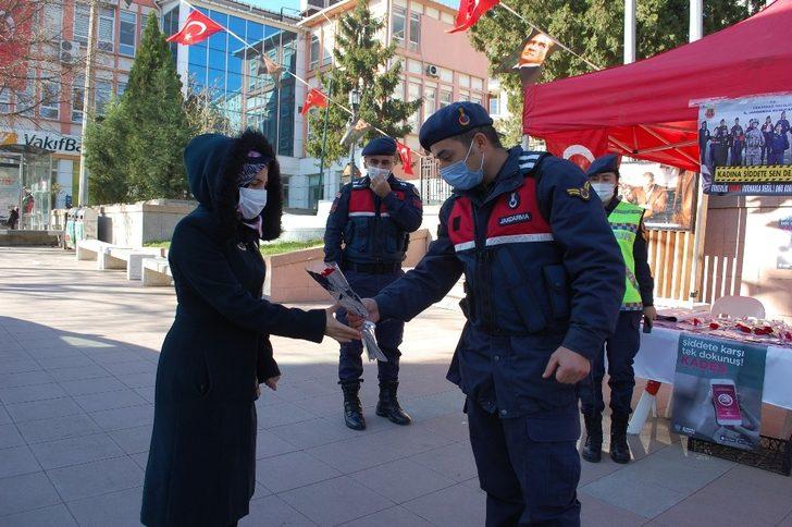 Jandarma ve polis ekipleri kadınlara karanfil dağıttı G5