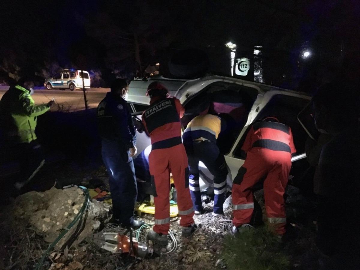 Ara&ccedil;ta sıkışan vatandaşı itfaiye ekipleri kurtardı