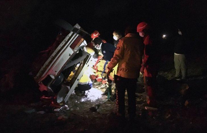 Araçta sıkışan vatandaşı itfaiye ekipleri kurtardı G3