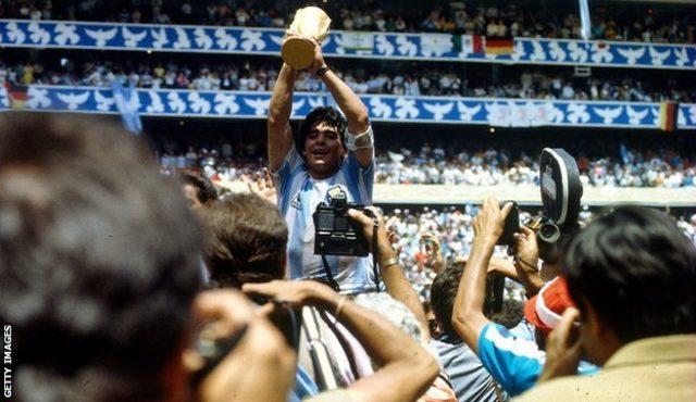 Maradona 1986'da Dünya Kupası'nı kaldırırken