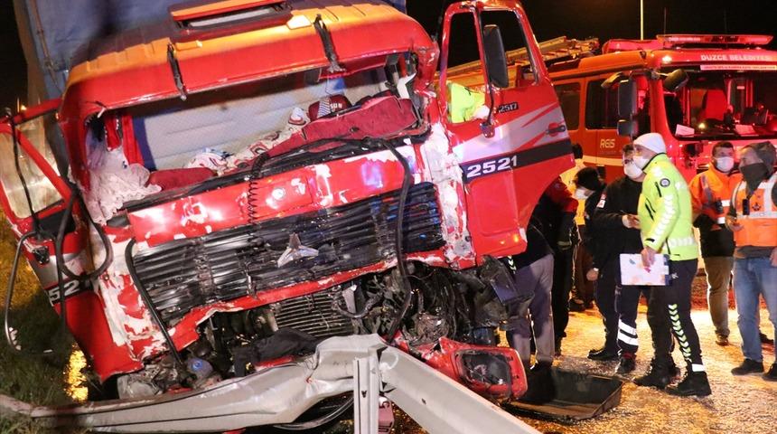 Anadolu Otoyolu'nda kamyon tıra &ccedil;arptı