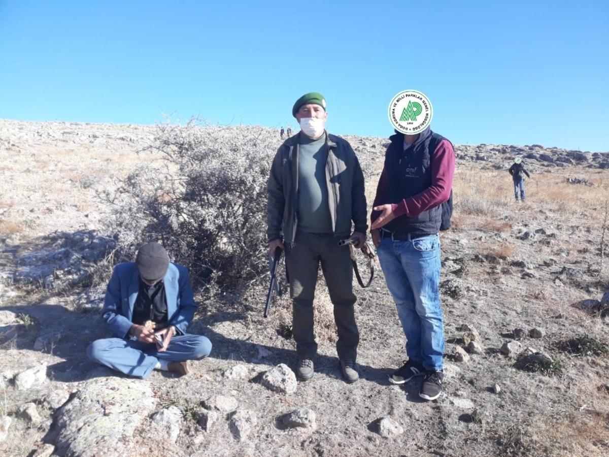 Kuş avlamak i&ccedil;in ka&ccedil;ak avcı kul&uuml;besi yapan şahıslara ceza