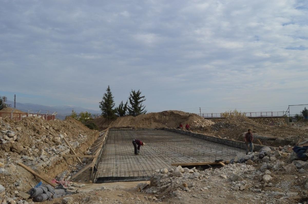 Besni il&ccedil;e stadının trib&uuml;nleri yenileniyor