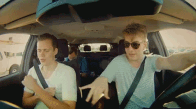 Happy driver. Машины пела. Веселье в машине. Водитель поет за рулем. Девушка поет за рулем.