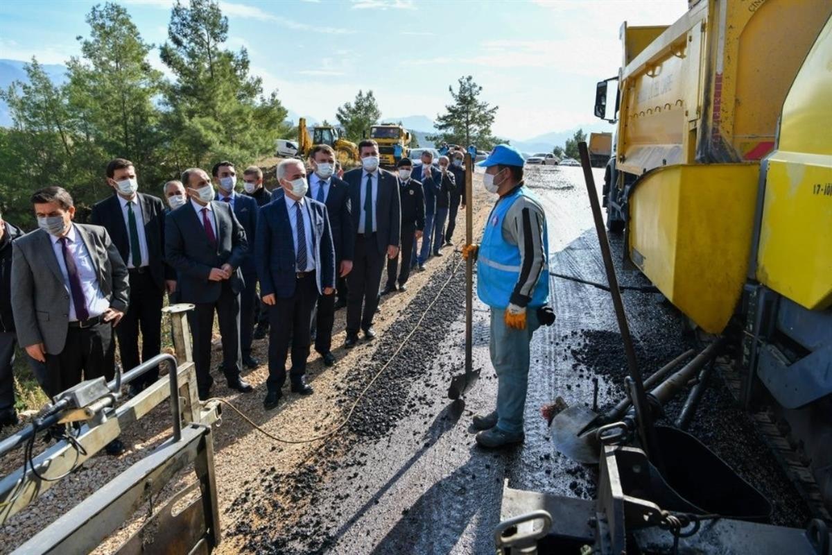 Komşu iki şehirden ortak asfalt &ccedil;alışması