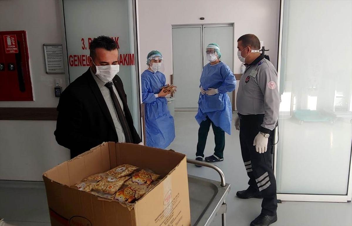 Nevşehir'de Kovid-19 servisi &ccedil;alışanları ile karantinadaki vatandaşlara kabak &ccedil;ekirdeği dağıtıldı