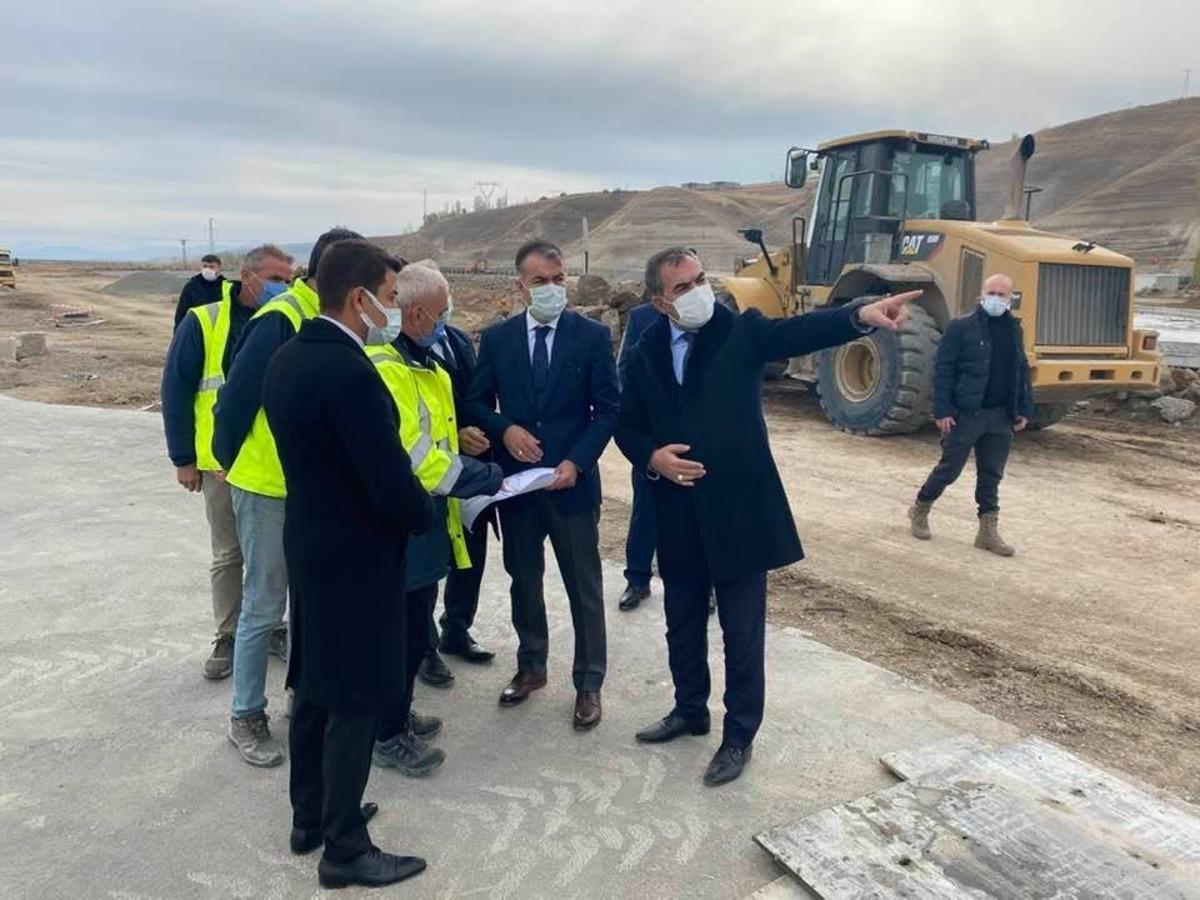 Vali &Ccedil;ağatay, Ahlat&rsquo;taki &lsquo;Millet Bah&ccedil;esi&rsquo; inşaatını inceledi