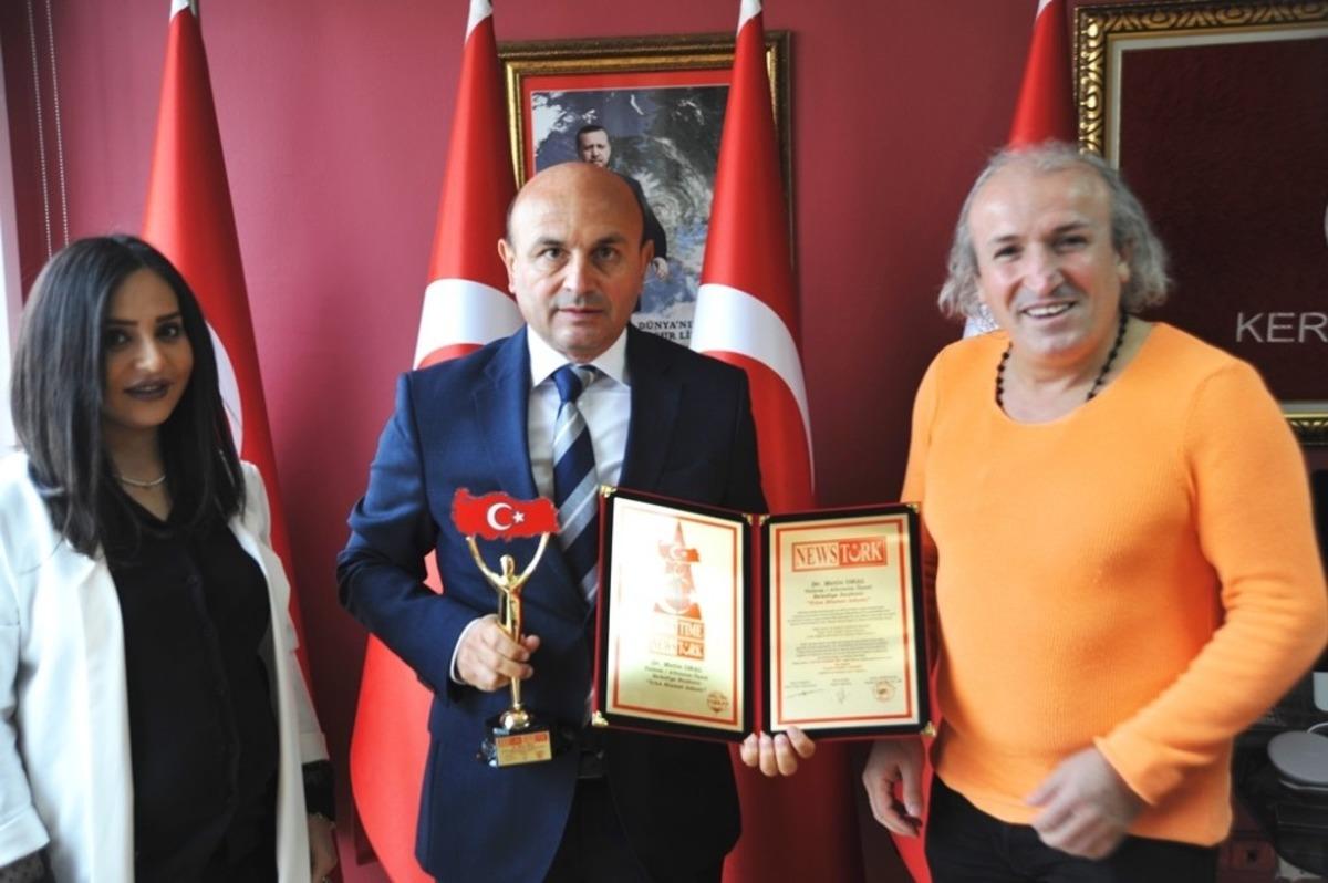 Başkan Oral&rsquo;a &lsquo;Yılın Hizmet Adamı&rsquo; &ouml;d&uuml;l&uuml;