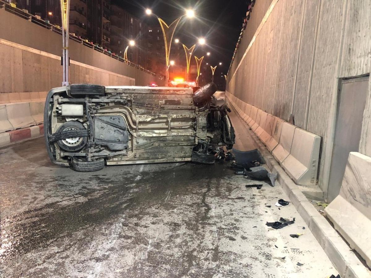 Alt ge&ccedil;itte takla atan otomobilden yaralı kurtuldu