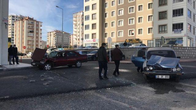 Freni patlayan kamyon iki otomobili biçti