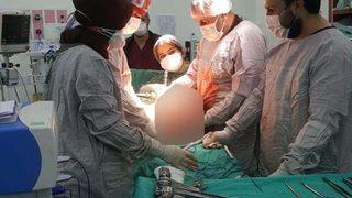 Şoke eden görüntü! Hastanın karnından 14 kilo tümör çıktı