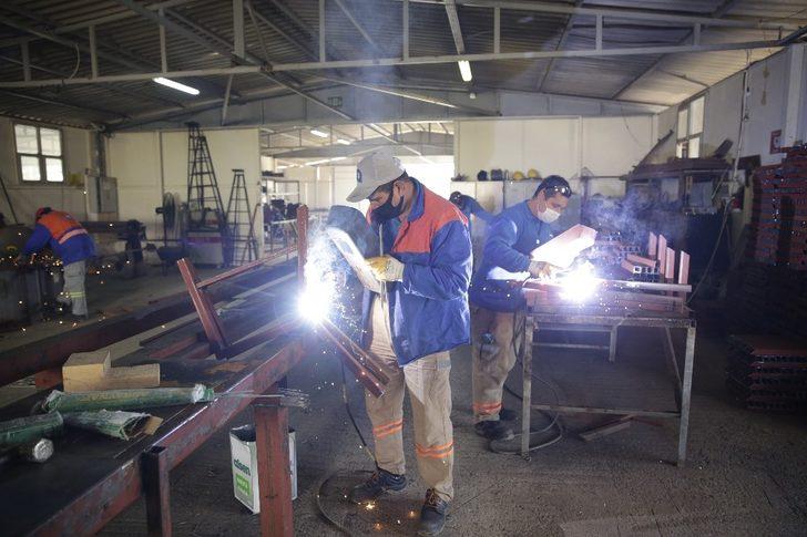 Büyükşehir, kent mobilyalarını atölyelerinde üretiyor G2