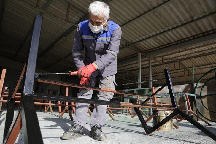 Büyükşehir, kent mobilyalarını atölyelerinde üretiyor G3